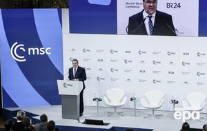 По словам министра, демократия должна быть способна защитить себя от экстремистов, которые пытаются ее уничтожить