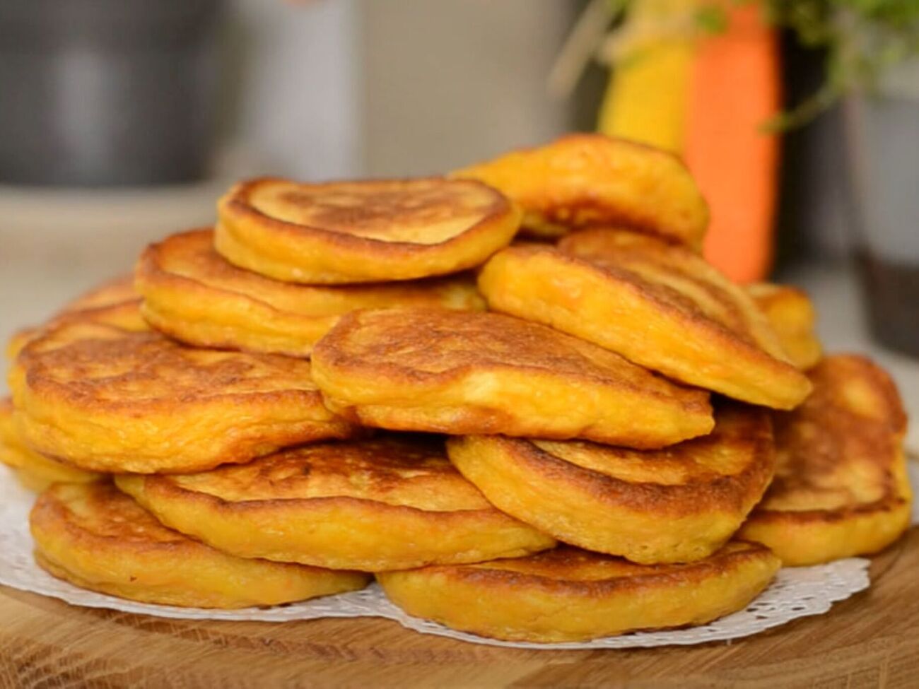 Обжарьте оладьи с двух сторон под крышкой