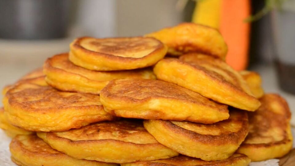 Обжарьте оладьи с двух сторон под крышкой