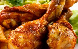 Для соуса вам понадобятся мед, паприка, орегано, семена кунжута, горчица и соевый соус