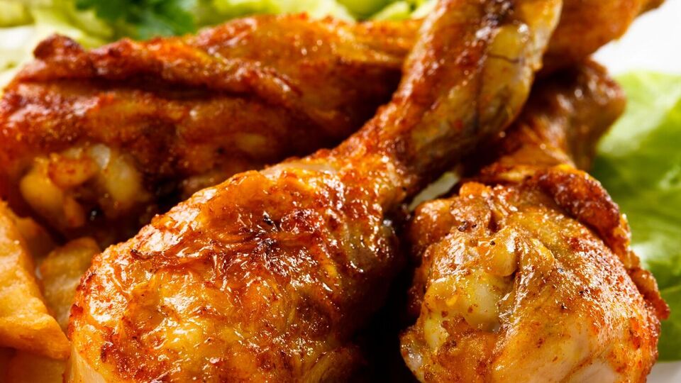 Для соуса вам понадобятся мед, паприка, орегано, семена кунжута, горчица и соевый соус