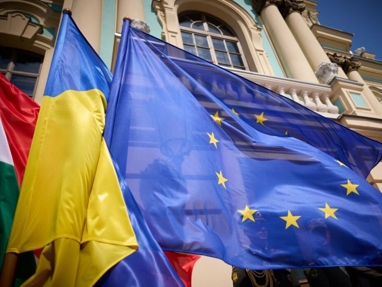 Действия Венгрии могут привести к блокированию открытия первого кластера переговоров в апреле, отметили СМИ