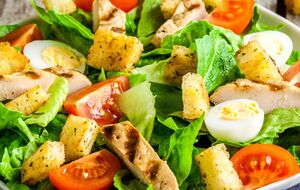 Для соуса возьмите оливковое масло, лимон и специи