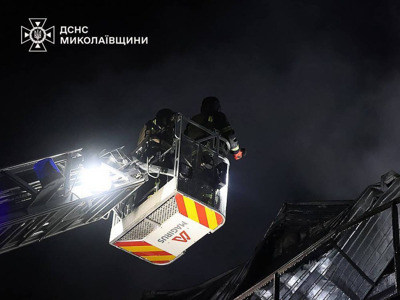 Унаслідок падіння БПЛА й уламків загорілася інфраструктурна будівля