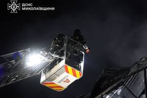 В результате падения БПЛА и обломков загорелось инфраструктурное здание