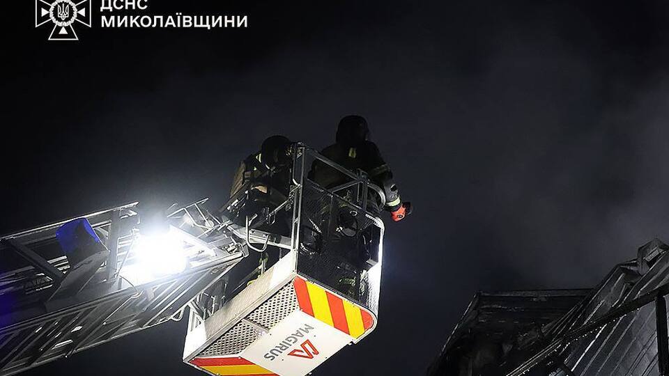 Унаслідок падіння БПЛА й уламків загорілася інфраструктурна будівля