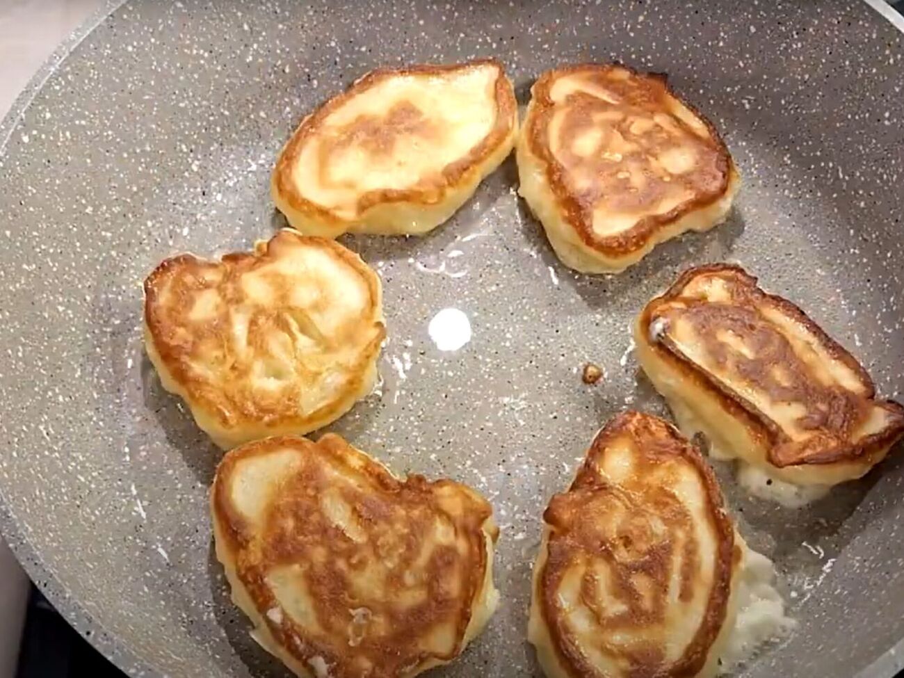 Обжарьте оладьи на сковороде с разогретым растительным маслом на небольшом огне