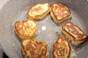 Обжарьте оладьи на сковороде с разогретым растительным маслом на небольшом огне