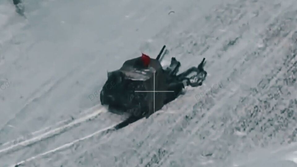 Оккупанты во время штурма повесили на танки красные флаги, отметили в ВСУ