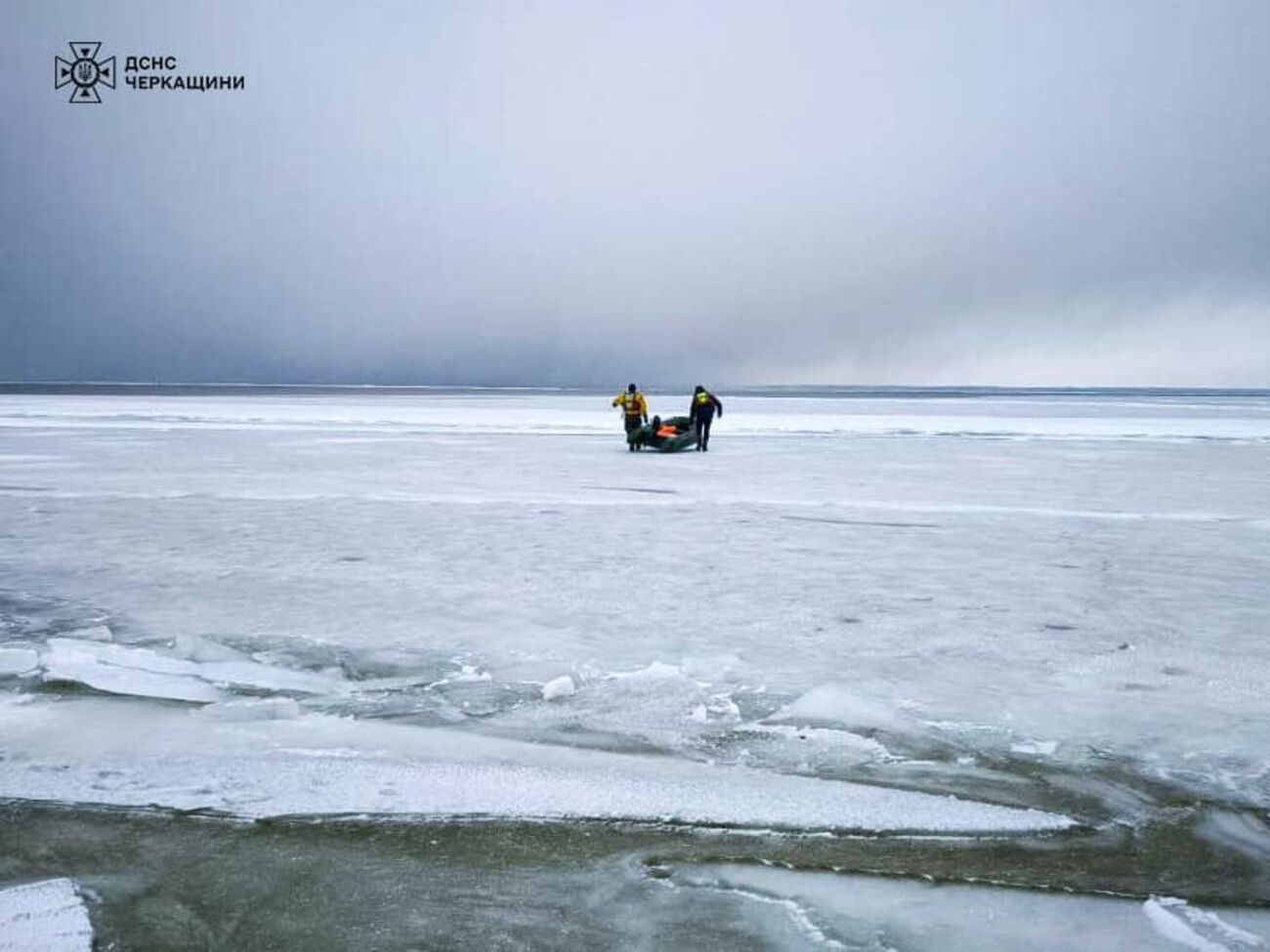 Рятувальники зняли трьох людей із крижини, що дрейфувала в Черкаському районі, розповіли у ГУ ДСНС в області