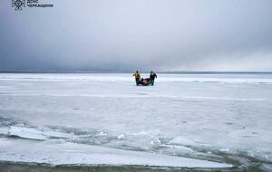 Рятувальники зняли трьох людей із крижини, що дрейфувала в Черкаському районі, розповіли у ГУ ДСНС в області