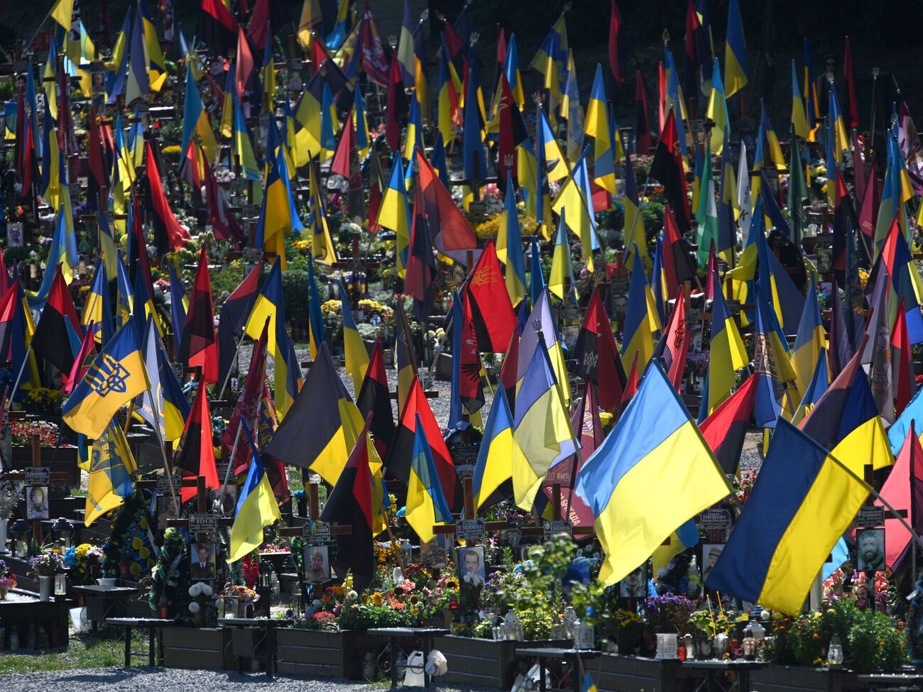 Также, по словам президента, десятки тысяч украинцев находятся в плену или их считают пропавшими без вести