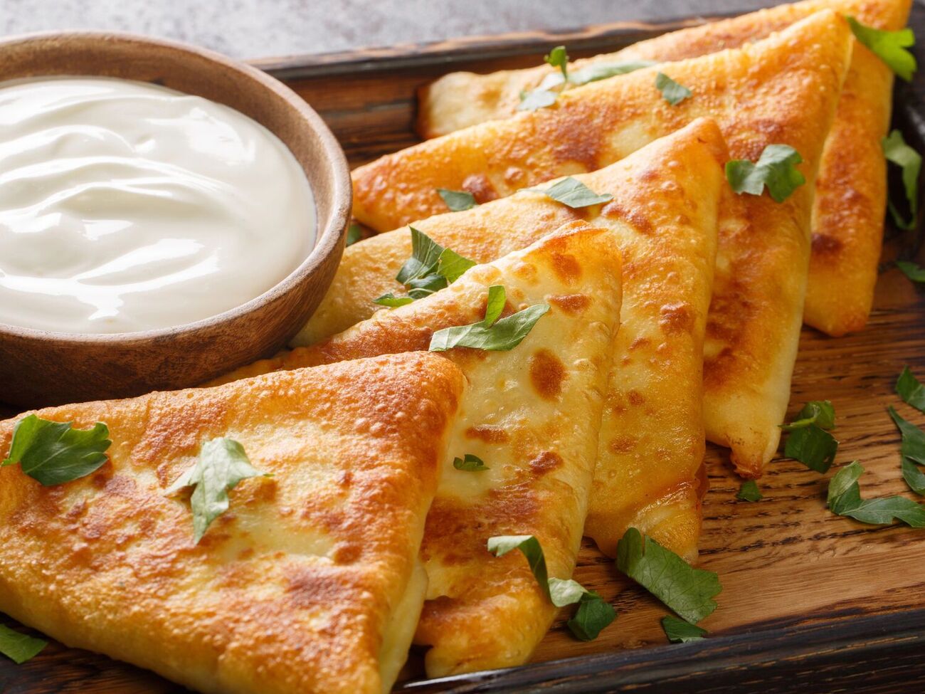 Для начинки потрібно 400 г кисломолочного сиру, яйце та зелень