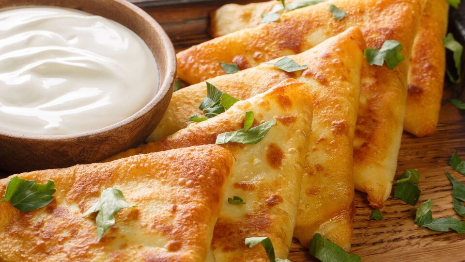 Для начинки нужно 400 г творога, яйца и зелень