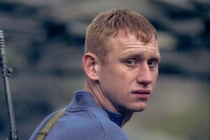 Рудинський грає у фільмі 18-річного українця, який бере до рук зброю, щоб захистити рідних від окупантів