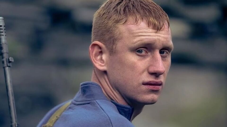 Рудинський грає у фільмі 18-річного українця, який бере до рук зброю, щоб захистити рідних від окупантів