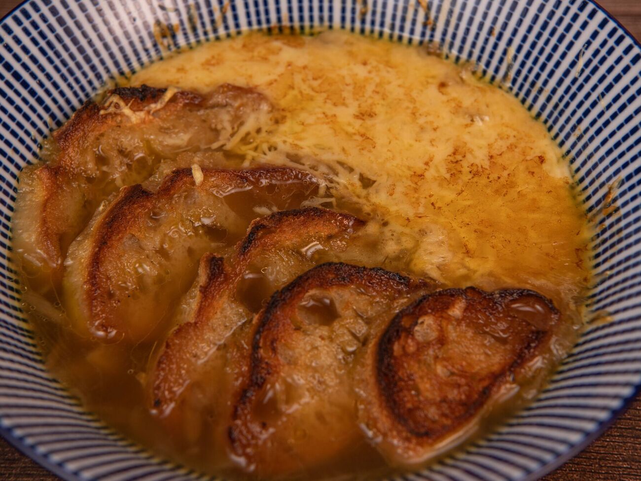 Перед подачей в суп добавляют гренки и сыр