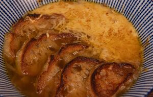 Перед подаванням у суп додають грінки і сир