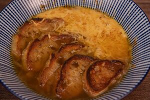 Перед подачей в суп добавляют гренки и сыр