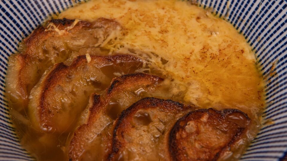 Перед подачей в суп добавляют гренки и сыр