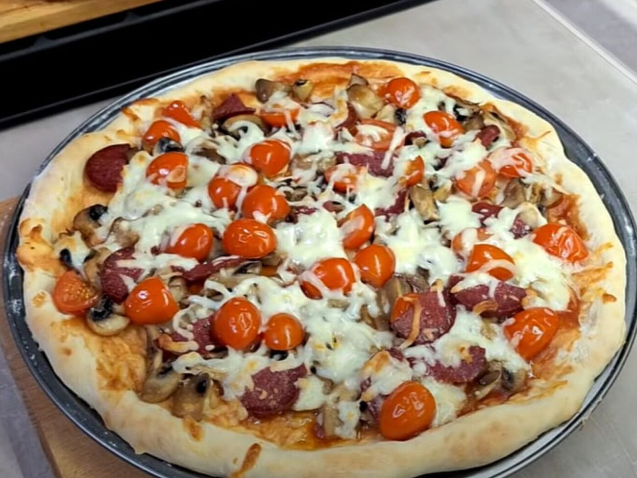 Выпекайте пиццу в течение семи минут в духовке, разогретой до 200 °C