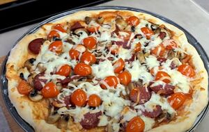 Выпекайте пиццу в течение семи минут в духовке, разогретой до 200 °C