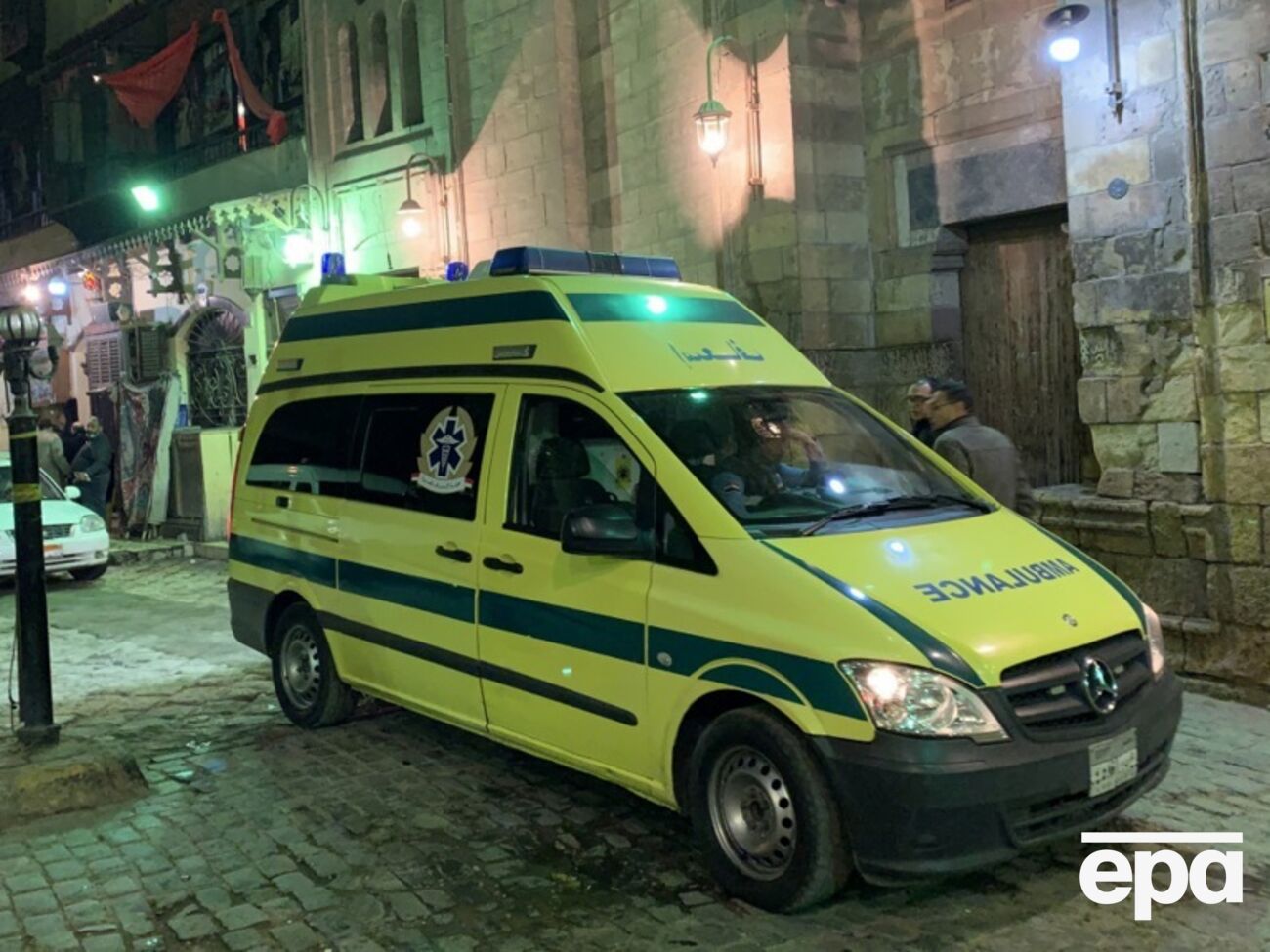 Возле обрушившегося здания дежурят "скорые"