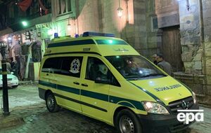 Возле обрушившегося здания дежурят "скорые"