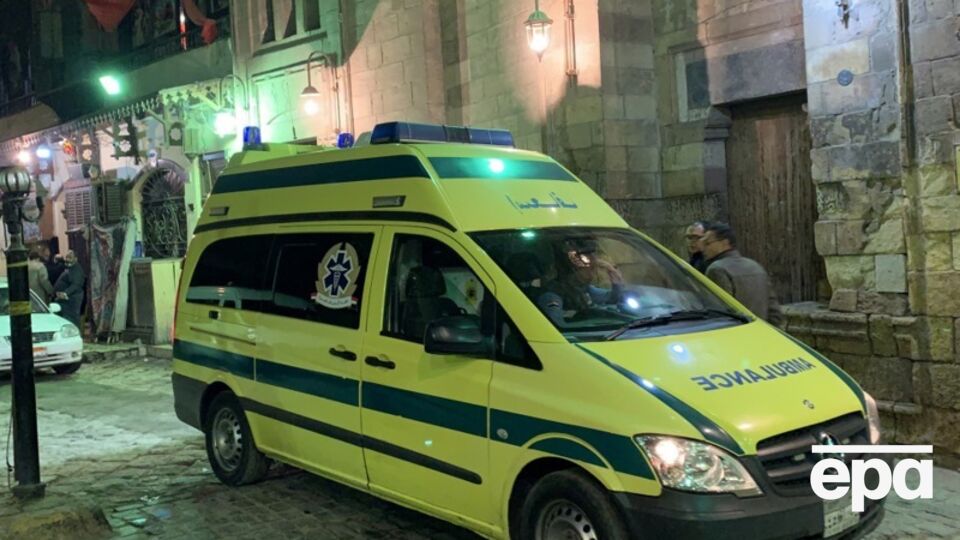 Возле обрушившегося здания дежурят "скорые"