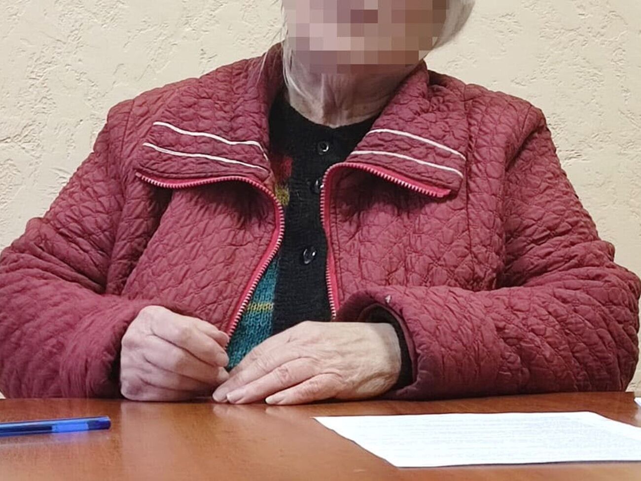 Указуючи кількість прильотів, жінка детально описувала й характер ураження ворогом об'єктів, зокрема житлових будинків і бомбосховища, повідомили у прокуратурі