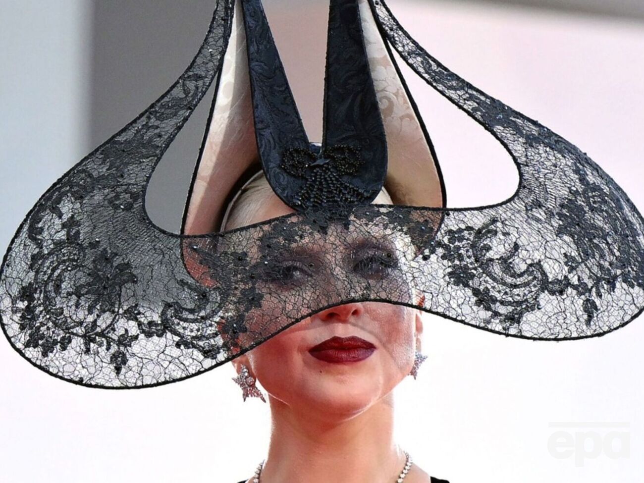 После полномасштабного вторжения страны-агрессора РФ в Украину леди Гага осудила российскую агрессию и выступила в поддержку украинцев