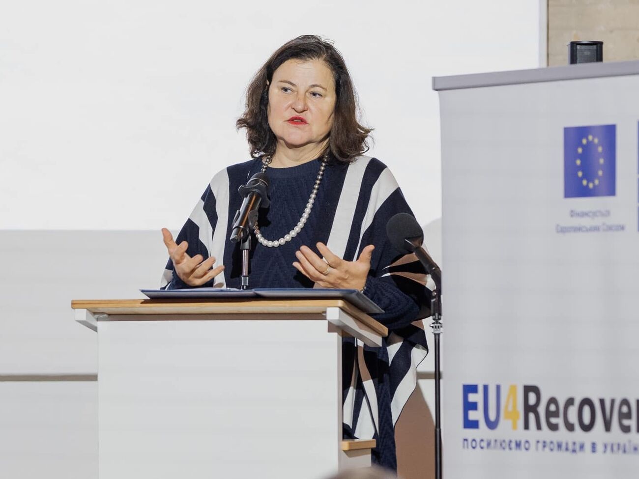 Якщо поєднати військову, економічну, фінансову допомоги, Європа передала Україні понад $140 млрд, сказала амбасадорка ЄС