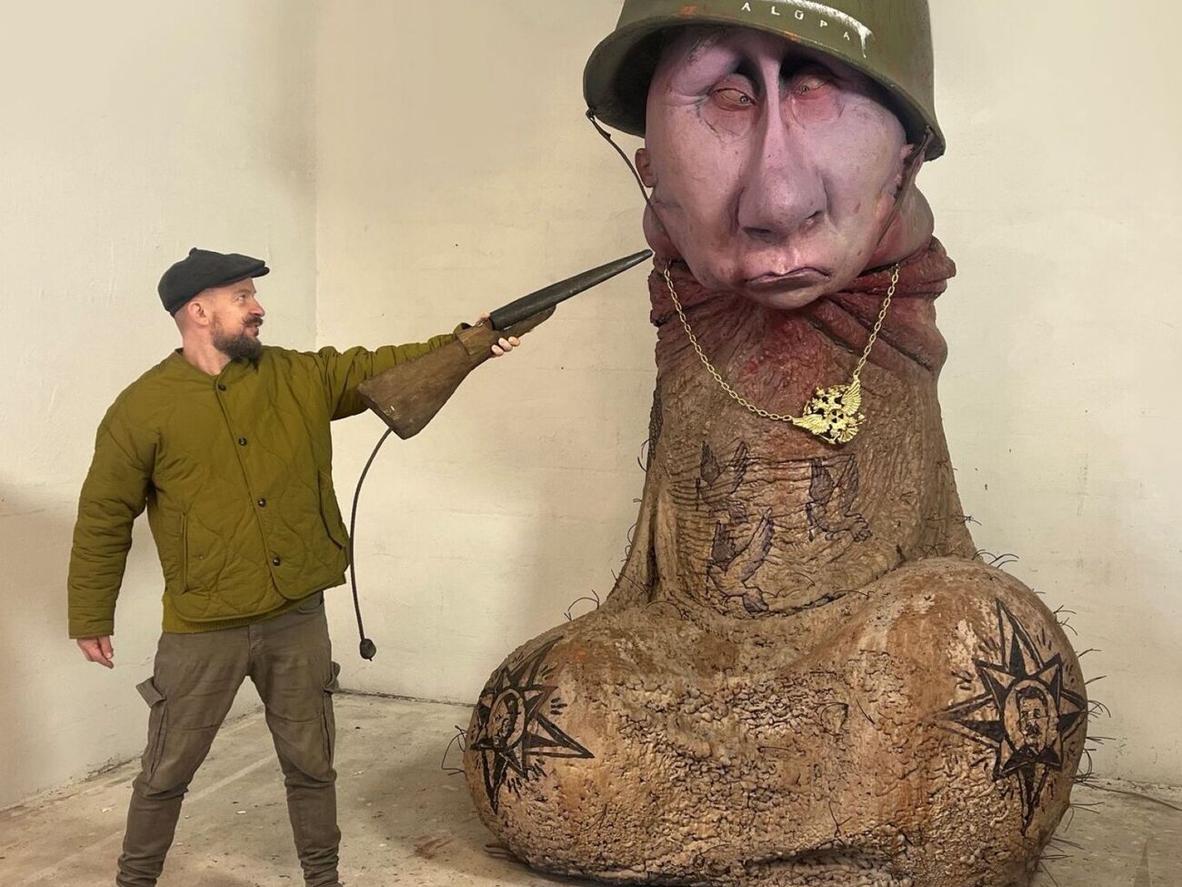 Гаубас рассказал, что шлем на половом члене символизирует Путина, который прячется в бункере, а татуировки на члене – это отсылка к его преступлениям