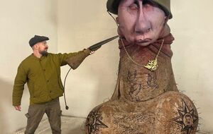 Гаубас рассказал, что шлем на половом члене символизирует Путина, который прячется в бункере, а татуировки на члене – это отсылка к его преступлениям