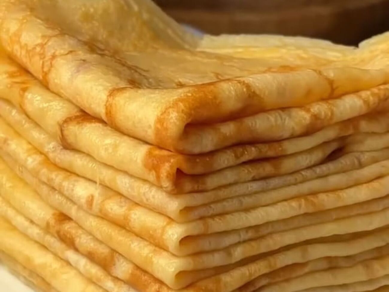 Готовьте блины на хорошо разогретой сковороде, смазанной сливочным маслом