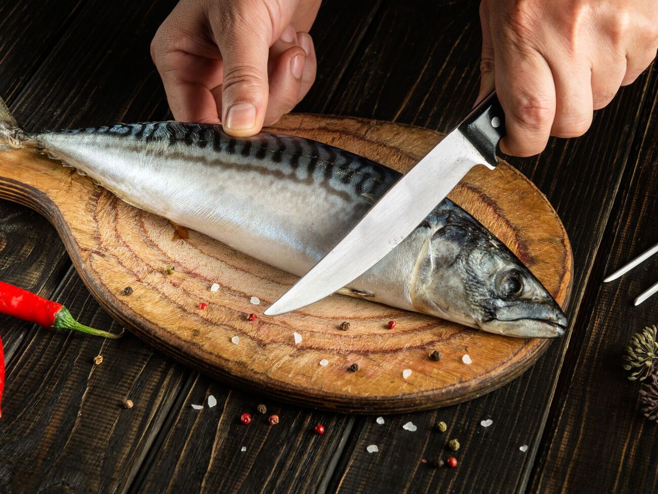 Скумбрию можно предварительно замариновать в специях