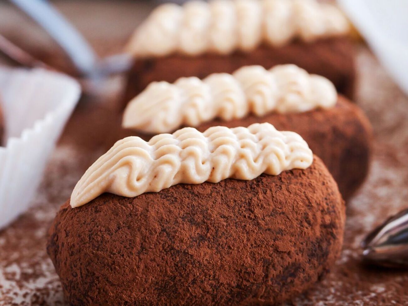 Тістечка можете зробити у какао-порошку або цукровій пудрі