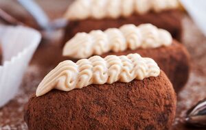 Тістечка можете зробити у какао-порошку або цукровій пудрі