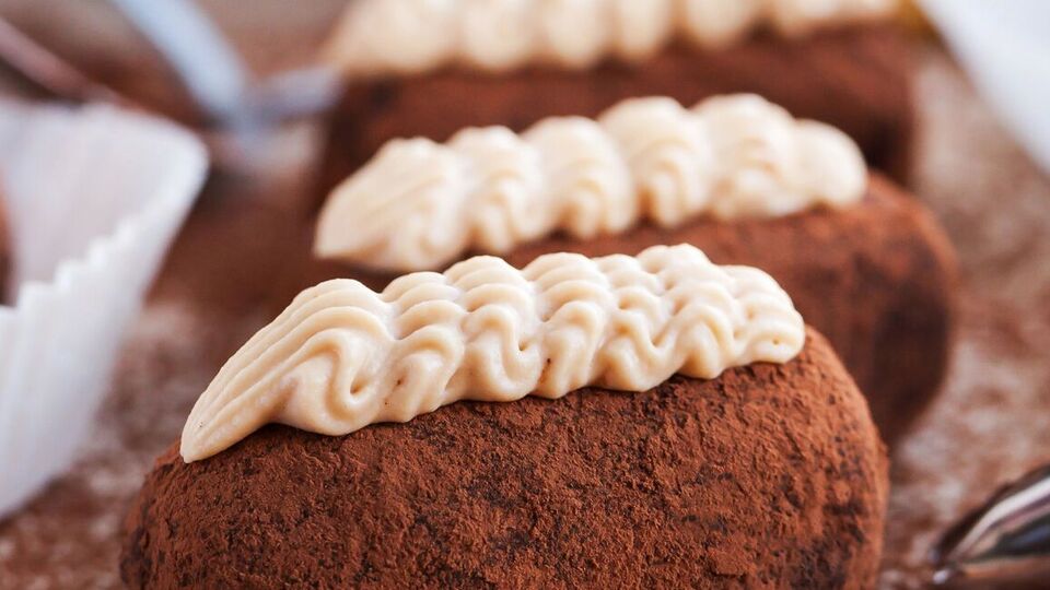 Пирожные можете сделать в какао-порошке или сахарной пудре