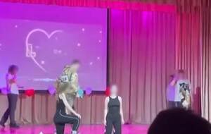 По словам директора, сценка была импровизацией учеников, ее не было в сценарии мероприятия