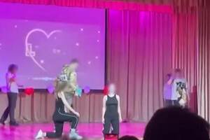 По словам директора, сценка была импровизацией учеников, ее не было в сценарии мероприятия