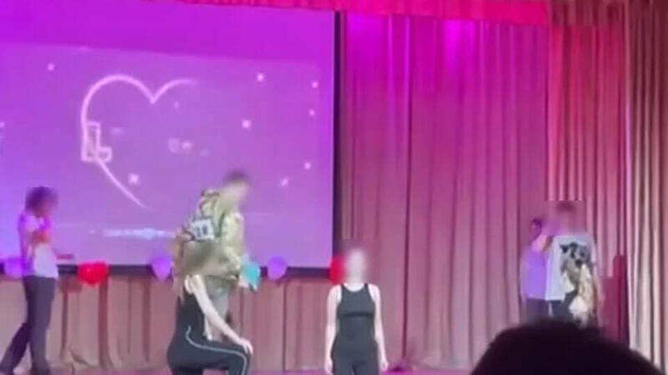 По словам директора, сценка была импровизацией учеников, ее не было в сценарии мероприятия