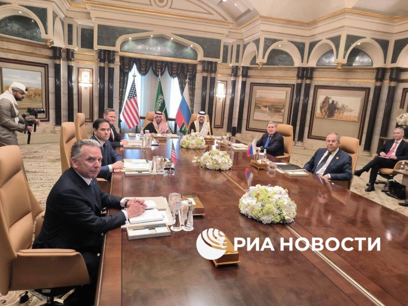 РосСМИ пишут, что главным вопросом переговоров является возобновление отношений между США и РФ