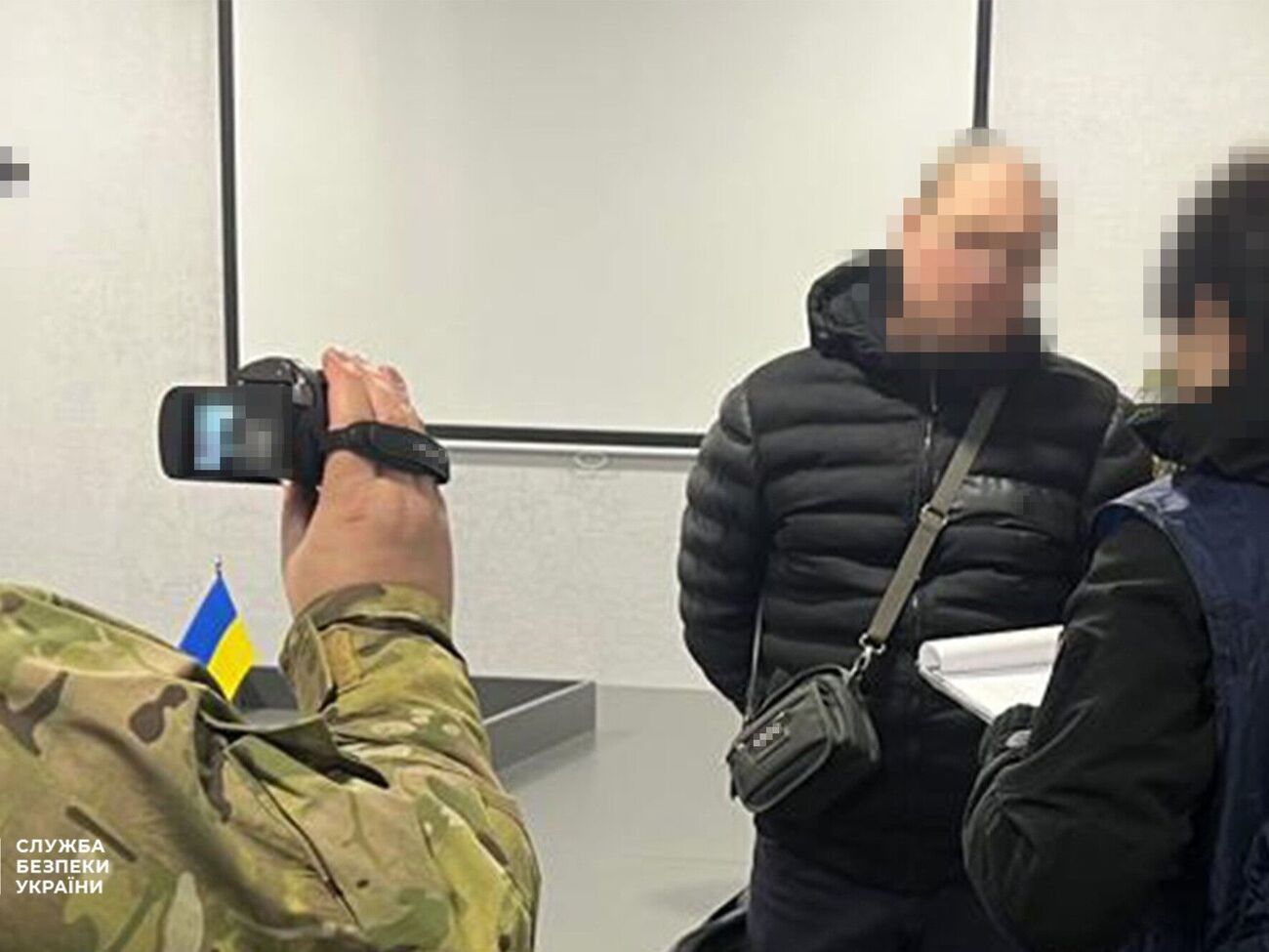 По данным следствия, в обмен на сотрудничество оккупанты обещали своему агенту "эвакуацию" во временно оккупированный Луганск