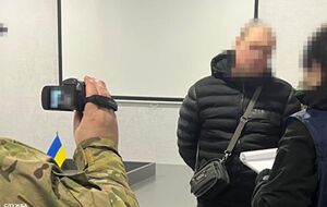 По данным следствия, в обмен на сотрудничество оккупанты обещали своему агенту "эвакуацию" во временно оккупированный Луганск