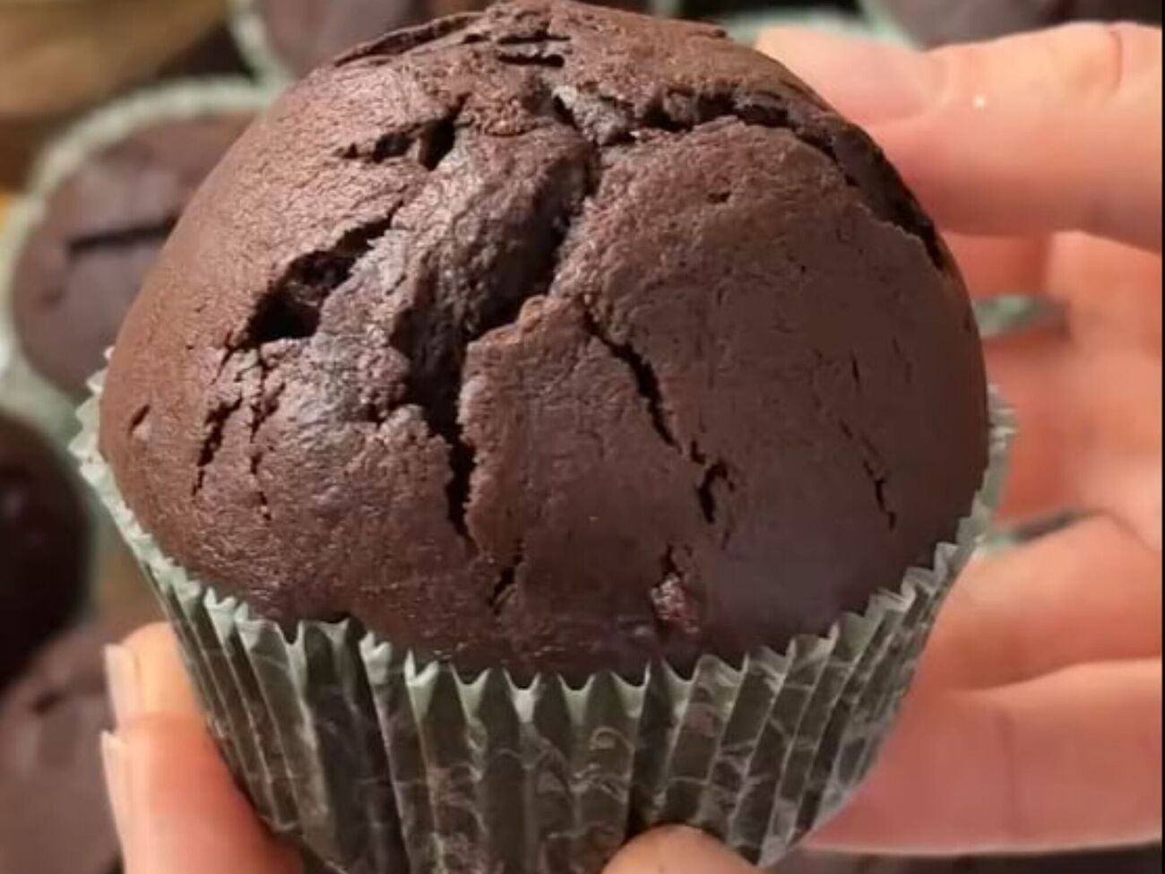 Выпекайте кексы в разогретой до 180 °C духовке 25 минут