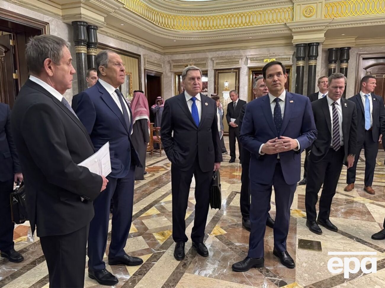 Переговоры между американской и российской делегациями продолжались четыре с половиной часа, отмечает СМИ