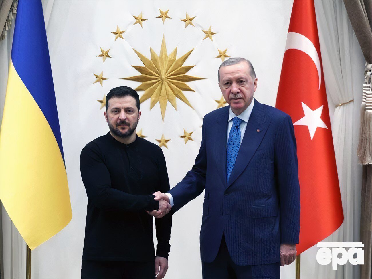 Зеленский подчеркнул, что Украина не пойдет ни на какие компромиссы по территориальной целостности и суверенитету, поскольку это противоречит Конституции