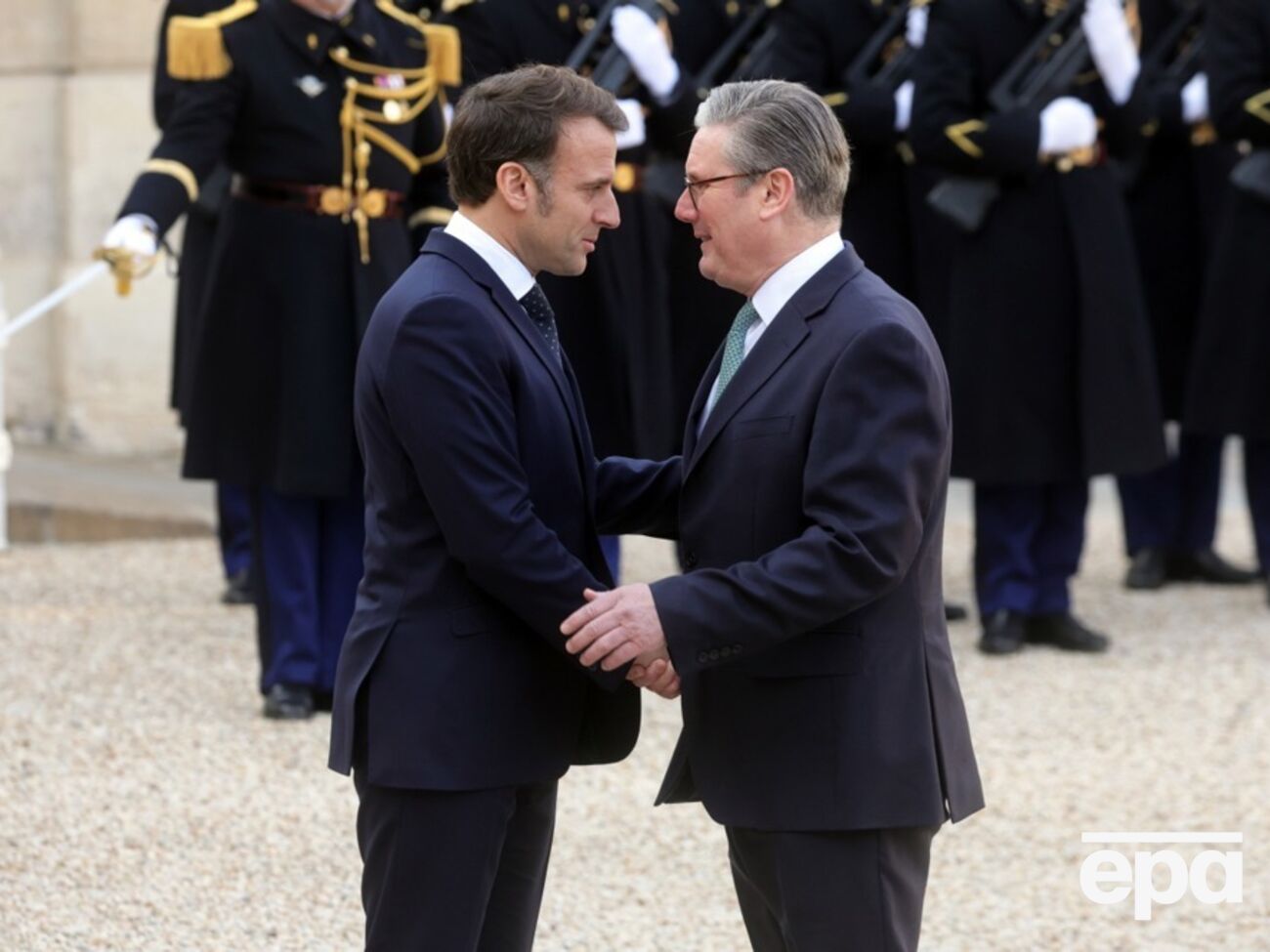 У першій зустрічі 17 лютого, яку скликав Макрон, узяли участь лідери семи європейських країн, керівники ЄС і генсек НАТО