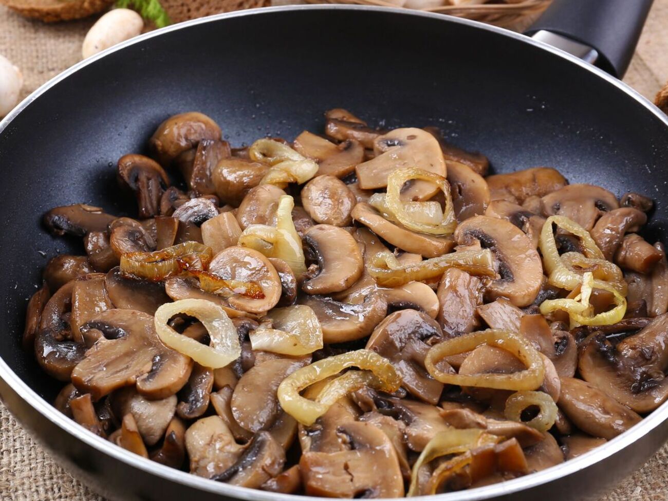 Солить грибы нужно в конце